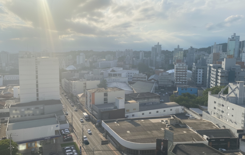 Temporais e frente fria ganham força e mudam o tempo em Santa Catarina