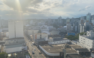 Temporais e frente fria ganham força e mudam o tempo em Santa Catarina