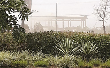 A fumaça da usina de asfalto