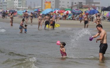 Sob 51 graus de sensação térmica, só a praia salva...