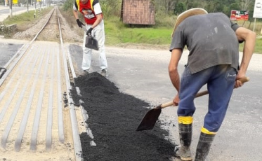 Morro da Fumaça faz tapa buracos na Genésio Mazon