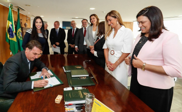 Bolsonaro sanciona projeto da deputada Geovania pelas mulheres