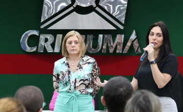 Deputada entrega 147 computadores para escolas de Criciúma