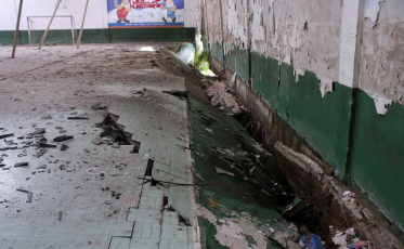 Ginásio ameaça cair e preocupa moradores (VÍDEOS)