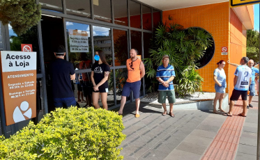 Mais um dia de fila em supermercados