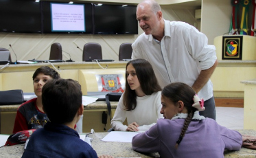 Vereadores mirins recebem ex-reitor da Unesc