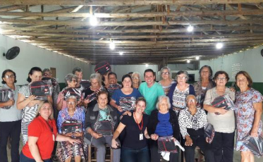 Participantes de Grupos de Idosos da Afasc recebem bolsas