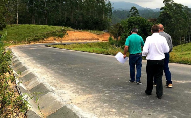 Pavimentação entre Guatá e Rio do Rastro em fase de acabamento