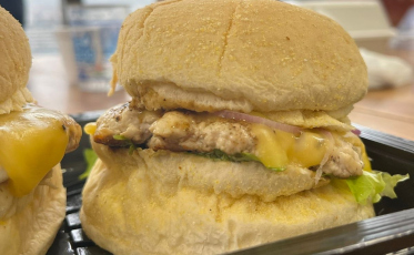 Hambúrguer de tainha desperta a curiosidade em Balneário Rincão