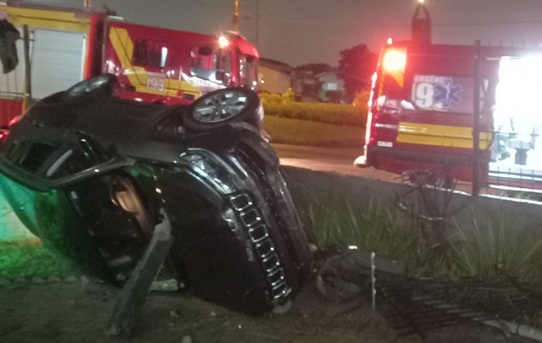 Carro invade pátio de comércio e capota durante a madrugada em Içara