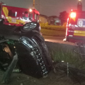 Carro invade pátio de comércio e capota durante a madrugada em Içara