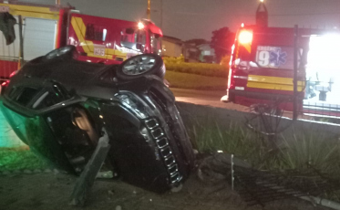 Carro invade pátio de comércio e capota durante a madrugada em Içara