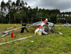 Helicóptero cai com cinco pessoas às margens da SC-414