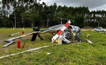 Helicóptero cai com cinco pessoas às margens da SC-414