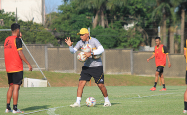 Hemerson Maria integra jovens da base no treino entre os profissionais