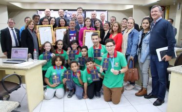 Alunos que foram à Olimpíada de Matemática são homenageados