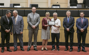 Professor da Unesc é homenageado pela Alesc