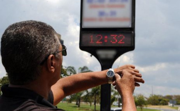 Bolsonaro anuncia fim do horário de verão