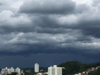 Após tarde de calor, tempestade surpreende no Sul catarinense