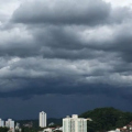 Após tarde de calor, tempestade surpreende no Sul catarinense