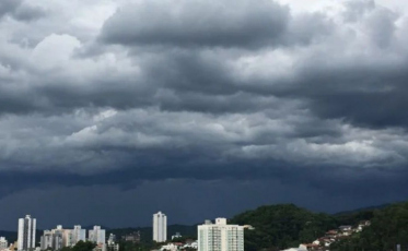 Após tarde de calor, tempestade surpreende no Sul catarinense