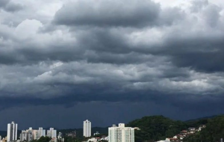 Após tarde de calor, tempestade surpreende no Sul catarinense