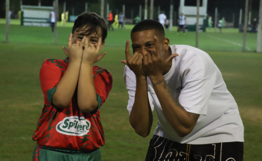 Hygor conversa com atletas da Escolinha de Futebol do Mampituba