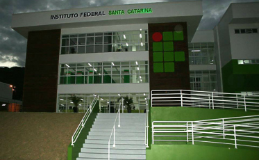 Professora do IFSC desenvolve glossário de química em Libras