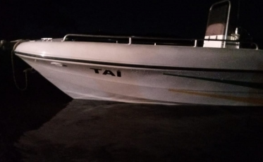 Bombeiros são acionados para conter lancha desgovernada e buscam condutor