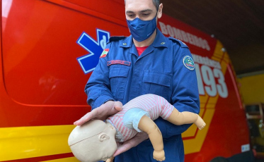 Hospitais e maternidades devem oferecer treinamentos para pais de recém-nascidos