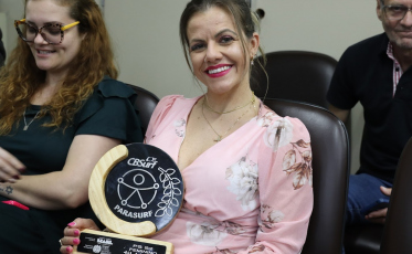 Campeã Nacional de Parasurf, criciumense Maryele Cardoso é homenageada na Câmara