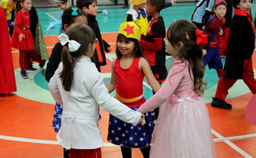 Fantasias, brincadeiras e muita animação no encerramento da semana da criança do Colégio Unesc