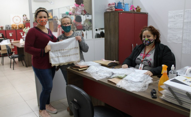 Clubes de Mães da Afasc entregam toalhas do projeto Tramas Solidárias