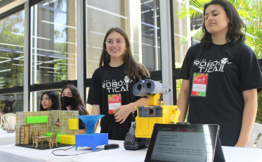 Alunos apresentam trabalhos de robótica realizados em parceria com o Sesi Senai