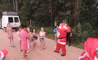 Mais de 300 crianças recebem presentes de Natal em Morro da Fumaça