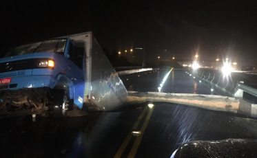 Pista cede na BR 101 em Sangão