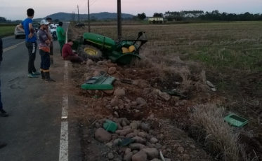 Homem morre em acidente entre tratores