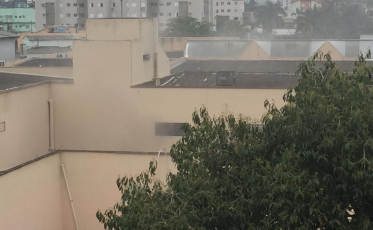 Bombeiros combatem incêndio na Casa Valdinei (VÍDEO)