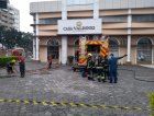 Bombeiros combatem incêndio na Casa Valdinei (VÍDEO)