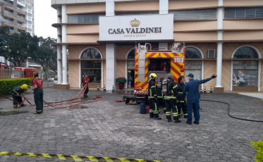 Bombeiros combatem incêndio na Casa Valdinei (VÍDEO)