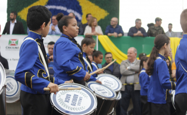 Chuva não atrapalha o desfile cívico no Rio Maina