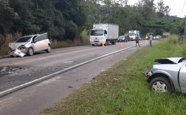 Dois carros batem de frente na SC-108