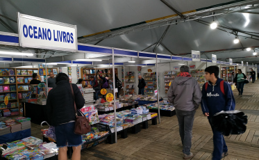 Clima afasta público da Feira do Livro
