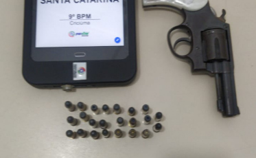 Homem faz ameaça com revólver durante discussão familiar