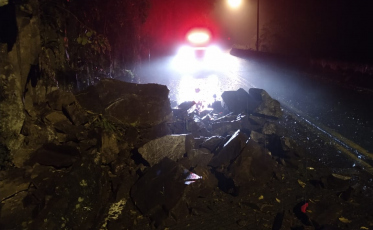 Rochas na pista na Serra do Rio do Rastro 