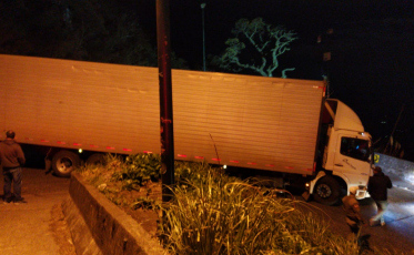 Caminhões trancam trânsito na Serra do Rio do Rastro (VÍDEO)