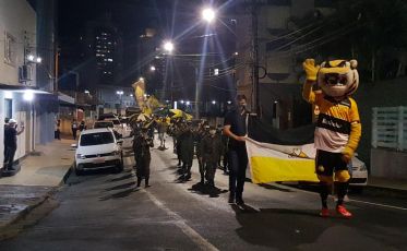 Tigre surpreende a torcida com passeata de aniversário (VÍDEOS)