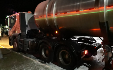 Caminhão tanque pega fogo em Araranguá