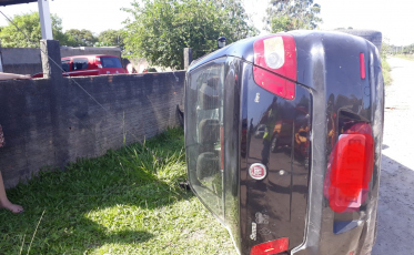 Homem capota carro e é encaminhado ao hospital