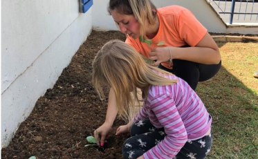 Acadêmicos constroem horta em Centro de Educação Infantil